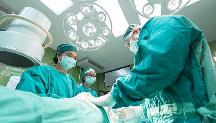 Мужчина угодил на операционный стол, проглотив 56 лезвий - фото