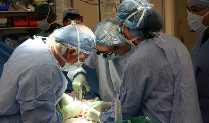 Дальневосточные нейрохирурги спасли девушку с ножом в голове - фото