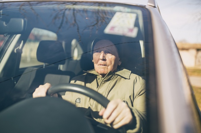 Для водителей старше 75 лет хотят сократить срок действия прав - фото