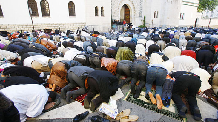 Власти Франции отдают церковные здания под мечети - фото