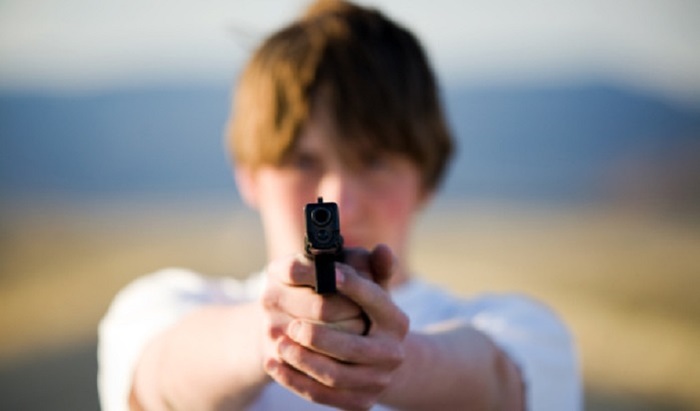 Девятиклассник устроил стрельбу на детской площадке - фото
