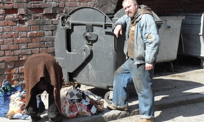 Россиянам запретят выбрасывать одежду в мусорные баки - фото