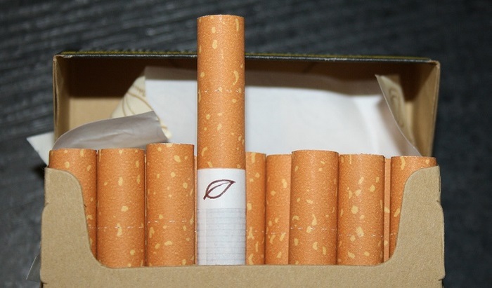 Таможенники обнаружили в кофейных столиках тайник с тысячами сигарет - фото