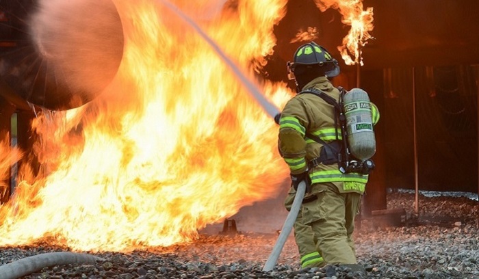 Восьмилетний мальчик «играючи» спалил свой дом - фото