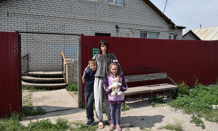Одинокую мать и пятерых детей хотели лишить крыши над головой - фото