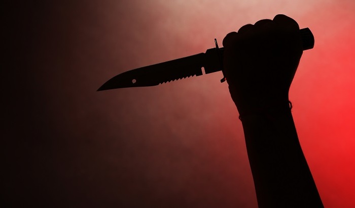 Мужчина пырнул полицейского ножом в шею - фото