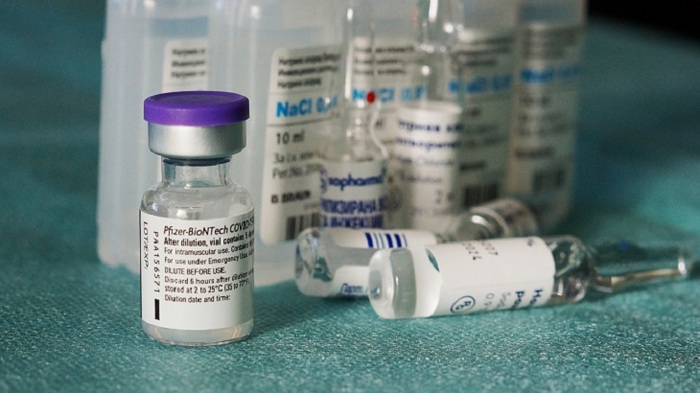 Под видом вакцины Pfizer вкалывали соляной раствор - фото