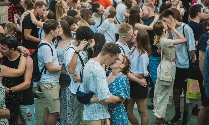 Рекорд по поцелуям занесен в Книгу рекордов России - фото