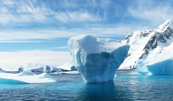 В Антарктиде активизировался айсберг размером с два Петербурга - фото