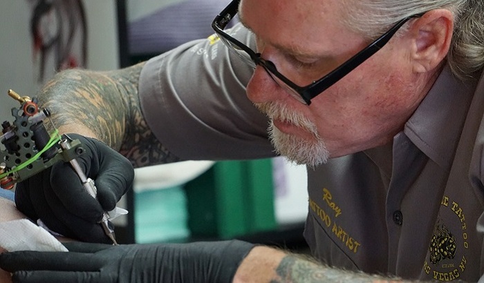 Страдающим от болезни Альцгеймера предлагают бесплатные татуировки с персональными данными - фото