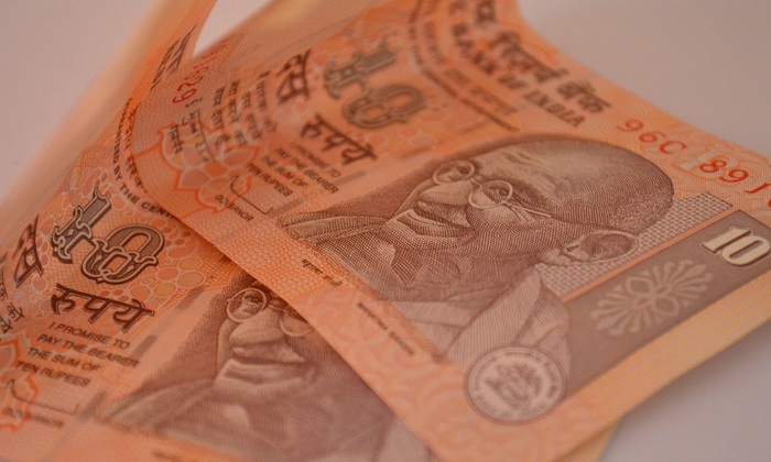 Куда денем рупии: Центробанк Индии запретил конвертировать национальную валюту в рубли - фото