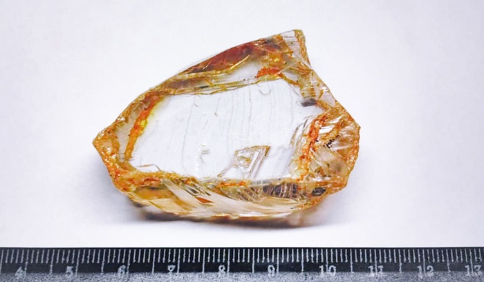 Найден крупнейший за 10 лет ювелирный алмаз - фото