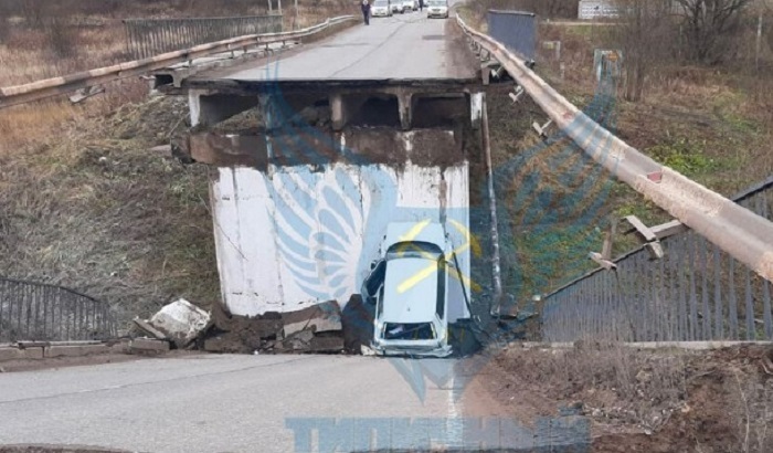 Под Подольском рухнул мост с проезжавшей машиной - фото