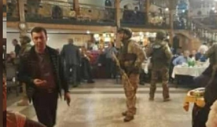 Полсотни гостей на дне рождения получили повестки в военкомат - фото