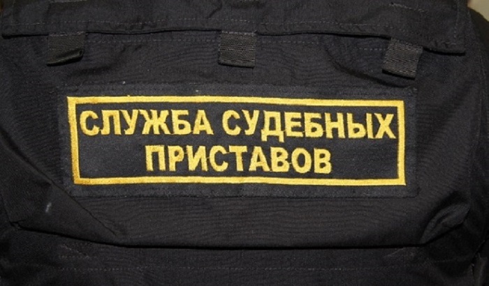 Не желающая сносить баню дачница покусала пристава - фото