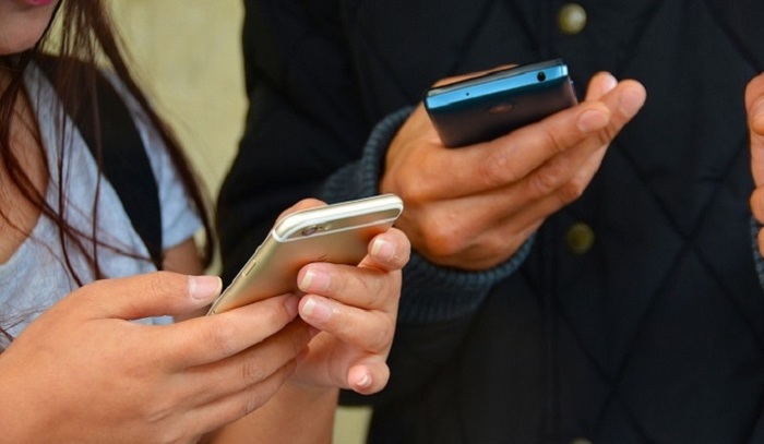 Депутаты собираются запретить смартфоны в школах даже в учебных целях - фото