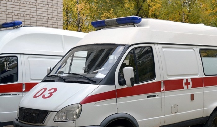 Школьник получил на остановке удар ножом в живот - фото
