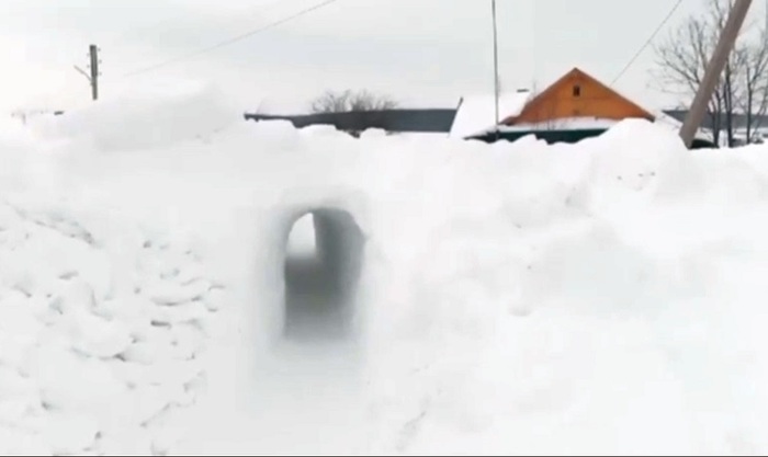Пенсионер прорубил лопатой тоннель для жены-инвалида - фото