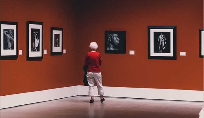 Сотрудник музея повесил в выставочном зале свою картину - фото