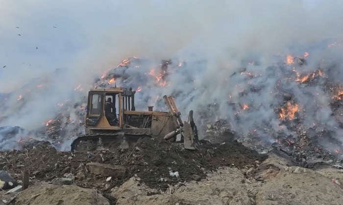 Жители Новосибирска засняли последствия «пластикового дождя» и выложили в соцсети - фото