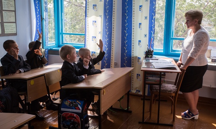 Провинциальный учитель нищенствует. Кто виноват? - фото