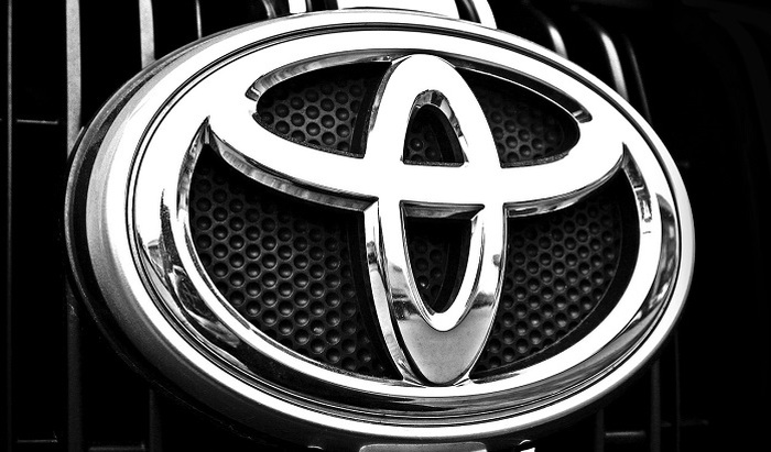 Toyota продолжает продавать автомобили в России, несмотря на уход с рынка - фото