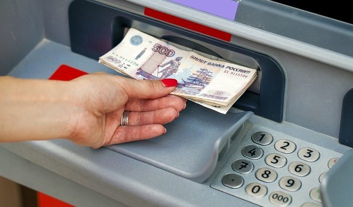 Россияне начали снимать больше наличных в банкоматах в 2024 году - фото