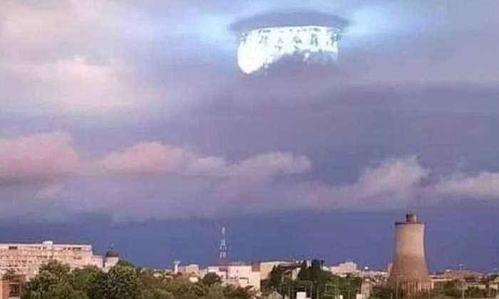Корабль пришельцев оказался люстрой - фото