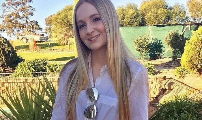 Британка 10 лет живет без еды из-за редкого заболевания - фото