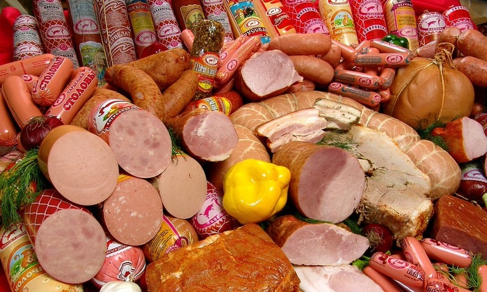 В твороге и колбасных изделиях нашли запрещенный «мясной клей» - фото