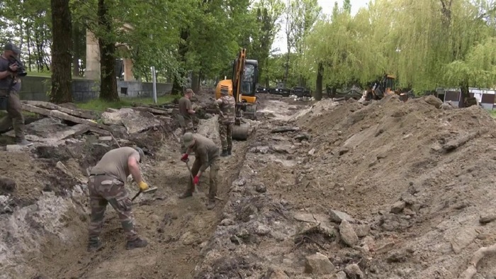 Шабаш на братских могилах - фото