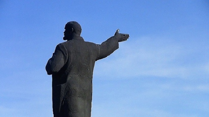 В Госдуму внесли законопроект об охране памятников Ленина - фото