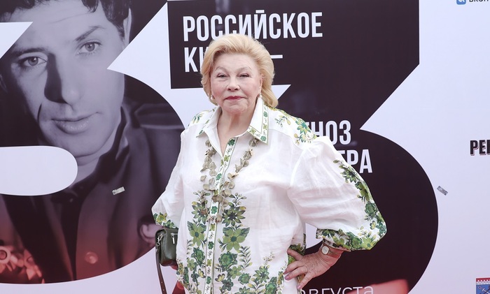 «Окно в Европу» удивил гостьей... в свадебном платье - фото
