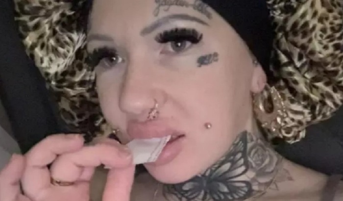 Британка с пикацизмом ежедневно ест по 10 листов бумаги - фото