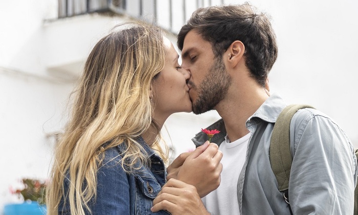 Прилюдные поцелуи шокируют каждого третьего - фото