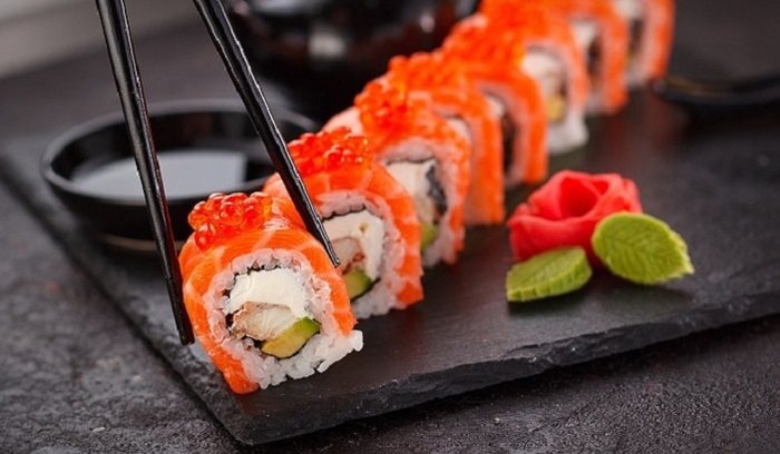 Гастроэнтеролог объяснила, почему роллы нельзя считать полезной пищей - фото