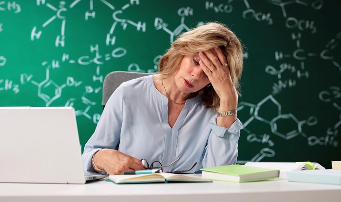 Чиновники под видом повышения режут зарплаты учителей - фото