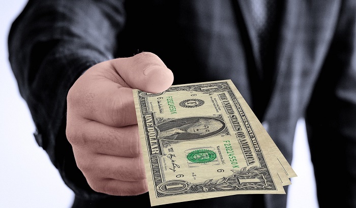 Эксперт объяснил, где россияне еще могут обменять старые долларовые купюры - фото