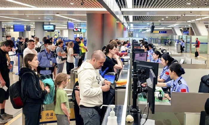 Россияне выворачивают карманы - фото