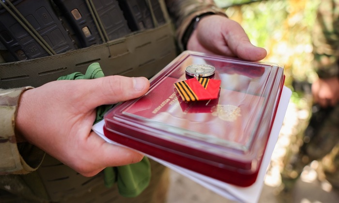 Награды - тыловикам, налоги – волонтерам - фото