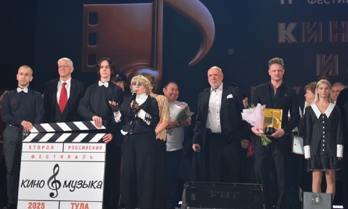 Белое пианино Аллы Суриковой и «Самый музыкальный губернатор» - фото