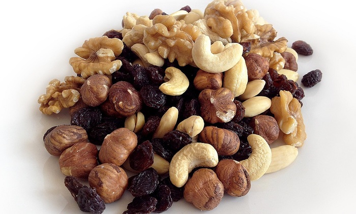 Сколько орехов нужно есть, чтобы снизить риск деменции: объяснил врач - фото