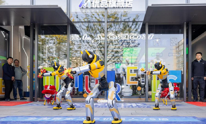 В Ухане открылся первый в Китае 7S-магазин человекоподобных роботов - фото