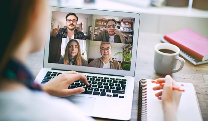 Названы главные раздражители россиян на онлайн-встречах - фото