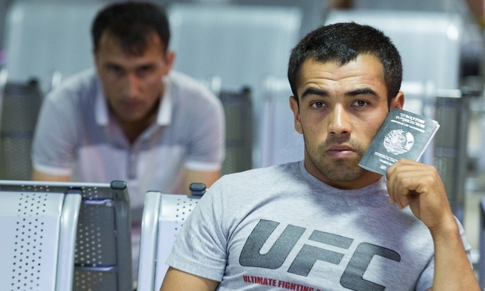 В Госдуме предложили обязать мигрантов покупать ДМС при въезде в Россию - фото