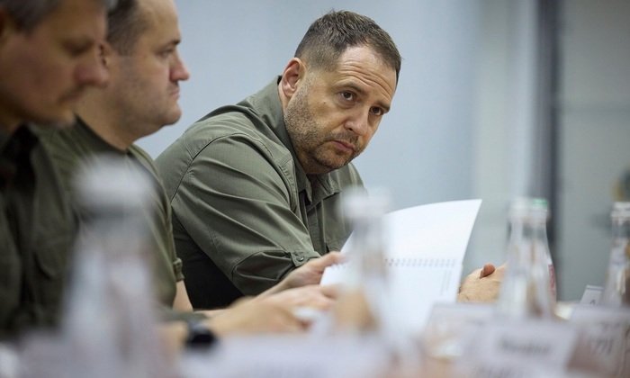 Правая рука Зеленского изображает побег на фронт - фото