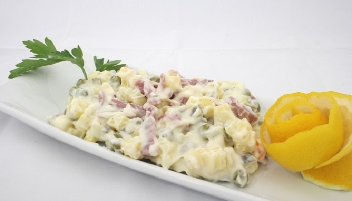 Новогодний стол дорожает: цены на «Оливье» и бутерброды с икрой заметно выросли - фото