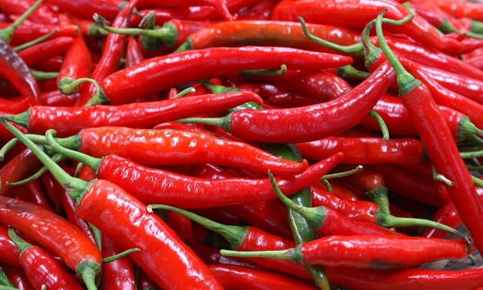 Китайский рыбовод кормит рыбу 5 тоннами перца чили в день ради особого вкуса - фото