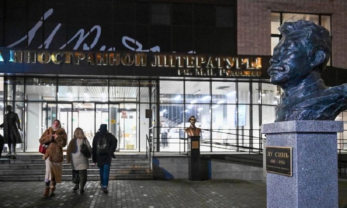 В Москве увековечили Лу Синя: в столице появился первый памятник китайскому писателю - фото