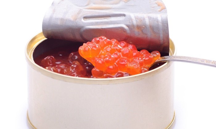 Чем может быть опасна красная икра: россиян предупредили о запрещенной добавке